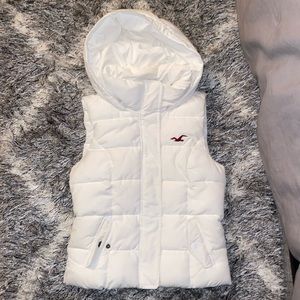 hollister white vest with a hood